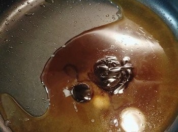 step11: 將適量的菇菌水加入適量的糖、鹽和蔭油膏/素蠔油煮滾。