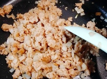 step3: 加入洋蔥粒和紅蔥頭碎續炒勻。