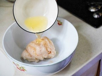 step1: 蝦膠加入胡椒粉及蛋白，順一方向攪拌（約4分鐘），至蝦肉有黏性。
📝一般現成的蝦膠已經調味，只要加胡椒辟腥就可以。 📝餐廳做的炸蝦球，通常會加入肥豬肉來增加彈性及肉汁，而此食譜則改用蛋白，同樣可以令蝦球彈牙多汁。