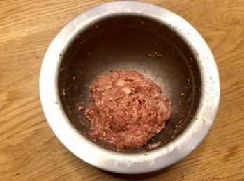 step3: 免治牛肉、洋蔥粒、麵包糠、牛奶/荳奶、雞蛋、粟粉和糖放入大碗，攪拌均勻後靜置10分鐘待醃料吸收，再拍打攪拌至有黏性，加入鹽和胡椒粉，分成兩份，放入雪櫃4度冷藏15分鐘