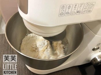 step1: [刈包做法]
將<span class="group_1">刈包材料</span>全部放入廚師機料理盤中，以2檔揉搓成團，再轉3檔揉成光滑麵團。