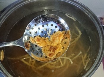 step6: 熄火前，把蜜棗壓爛出味便成。