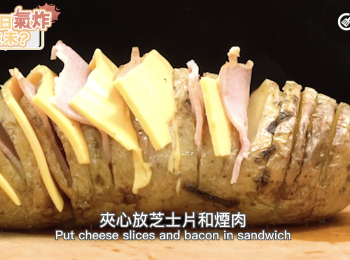 step8: 喜歡芝士的可以在面層舖滿芝士和煙肉粒
Add a generous amount of cheese on top if you are a cheese person