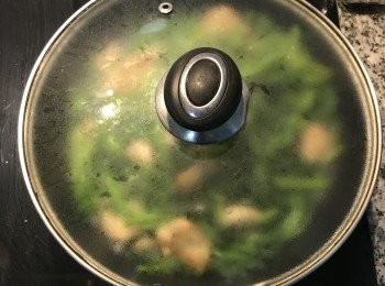 step8: 加少許水略炒後，蓋上鍋蓋略燜1分鐘即可起鍋。