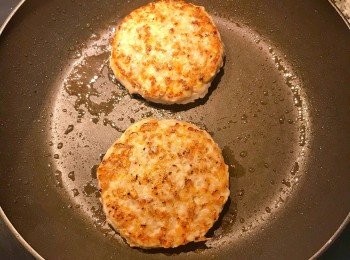 step11: 翻面續煎到另一面也上色即可；