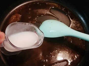 step12: 最後加入適量的生粉水成芡汁並淋上豆腐上，並放上蔥絲和杞子。