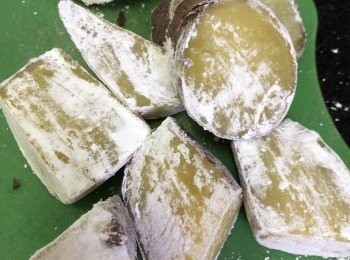 step3: 用刷洗乾淨番薯外皮，隔水蒸熟後放涼切塊。

將番薯肉的部份薄薄撲上一層粟粉。