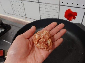 step8: 手沾少許水，將豬肉搓成小球