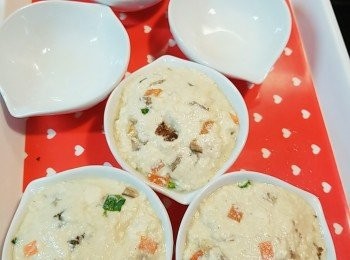 step7: 把拌好的豆腐釀入瓷性器皿/匙子（要先塗上少許油）。