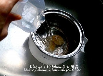 step10: 冰糖放入煲內 , 加約1000ml水 , 用中火煮至冰糖完全溶掉