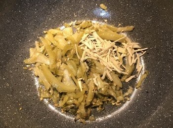 step6: 放入薑絲炒香；