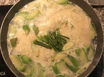 step8: 待完全煮滾後，試味道再決定要放多少鹽（因為ㄧ般麵線都有帶鹹度）；然後放入蔥綠並撒些香油即可。