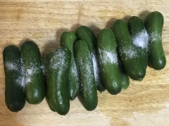 step2: 用鹽將小黃瓜先搓一搓，放置個3分鐘。