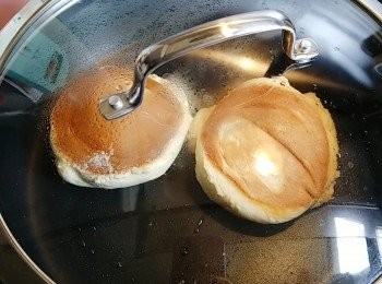step14: 開蓋把pancake翻轉另一面，再直接蓋上鍋蓋再等5-6分鐘（依然中小火）。完成後上碟，平均地灑上糖霜，配上已打發的鮮忌廉和喜愛的水果伴食。