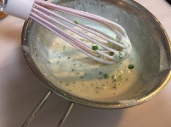 step2: 麵粉, 木薯片, 鹽拌勻後先加入一半水開成漿, 再加水攪拌至小小杰身的粉漿, 加蔥粒入粉漿中, 拌勻備用