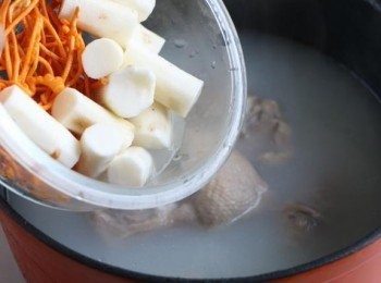 step5: 加入山藥、蟲草菇，繼續燉煮20分鐘左右；直到<span class="group_1">食材</span>熟爛；
出鍋之前5分鐘加入適量鹽調味即可；