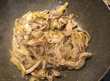 step8: 加入鹽、糖拌炒；