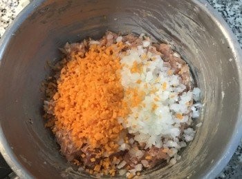 step6: 再加入洋蔥和紅蘿蔔末拌勻；