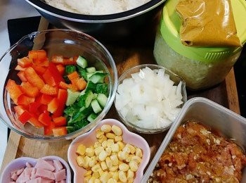 step1: 我個人較喜歡用新鮮飯，米先照正常程序用飯煲煮飯，但水量要比平常的少一成，煮好後放涼弄鬆散備用。/如隔夜冷飯就只需弄鬆散備用。免治豬肉先用適量的生抽、糖、咖喱粉、蒜蓉醃約有15分鐘。