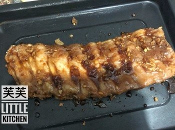 step3: 取出後拆走錫紙，將蜜糖掃上豬肋排表面，再烤5-10分鐘即可。