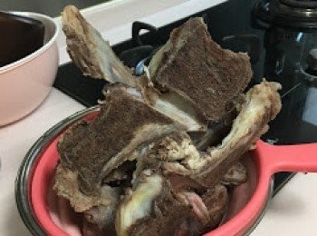 step1: 牛骨, 牛展放薑片及蒜頭(材料外)跑活水, 沖乾淨後備用 ，湯煲凍水+牛骨牛展, 預留約2吋上升水位空間, 煲滾後轉小火煲2個鐘