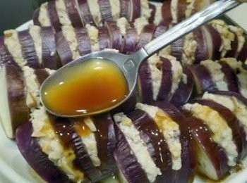 step7: 把調味料倒在茄子上就搞掂了