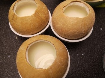 step4: 倒入椰皇盅內，用蒸爐蒸45分鐘。