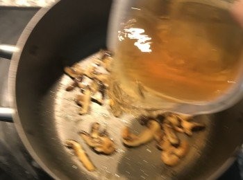step5: 倒入香菇水再加入足量的水煮滾；