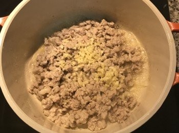 step5: 加入蒜末炒香；