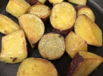 step4: 把已撲上粉的番薯用中火煎至兩面金黃，盛起備用。