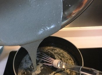 step4: 冰糖水煮溶後熄火, 先不3湯殼落粉漿開勻, 再將粉漿倒入煲內不停攪拌成糊狀