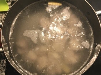 step5: 接著轉中小火，不蓋蓋子，煮30-40分鐘到排骨軟嫩；