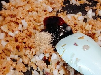 step6: 加入[<span class="group_2">調味料</span>］作調味並試味。