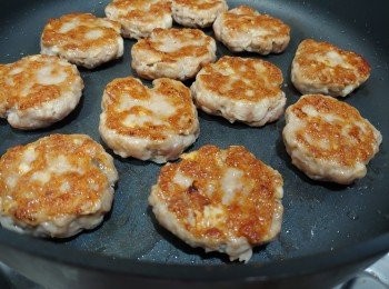 step11: 反轉再煎另一面至金黃即成。