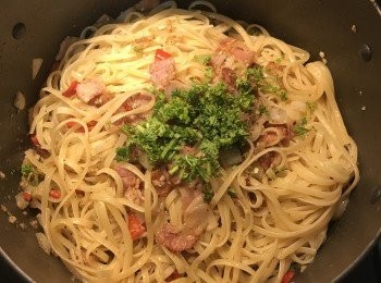 step10: 最後放入巴西里葉拌勻即可起鍋。