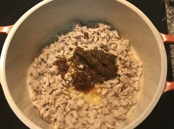 step6: 加入麻辣醬與辣豆瓣醬炒香；