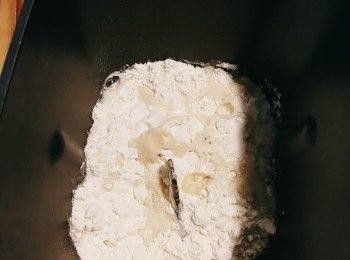step3: 高筋麵粉、鹽和油放進麵包機，連同step 2之酵母水放入内。