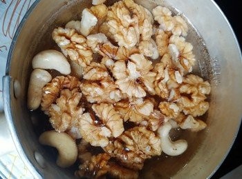 step2: 腰果和合桃先汆一汆水。