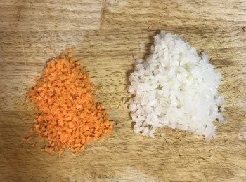 step2: 將洋蔥與紅蘿蔔切細末；
