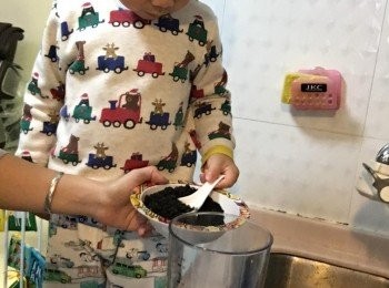 step1: 黑芝麻洗淨晾乾後白鑊炒香

黑芝麻加250ml水落攪拌機打爛, 再加500ml水打勻