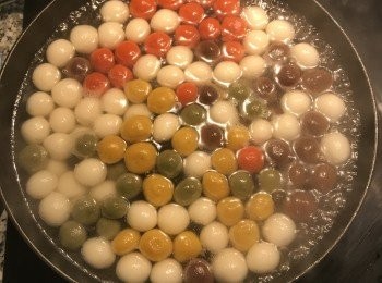 step6: 滾水中放入湯圓煮到湯圓浮起即可；