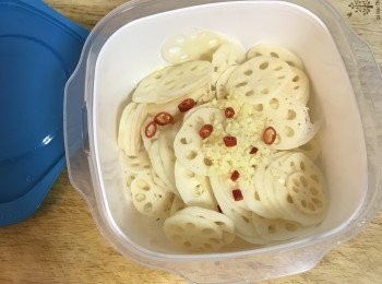 step3: 將藕片、蒜末和辣椒放入蒸氣保鮮盒中；