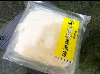 step1: 材料 ： 現成墨魚滑一包