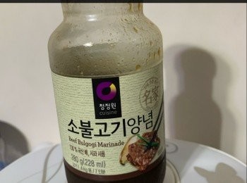 step1: 牛肋肉解凍，下兩片薑，跑活水飛水，瀝乾水後，切成3cm左右大粒。