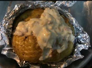 step4: 氣炸鍋薯仔取出，做錫紙兜載住
將<span class="group_2">醬汁</span>釀入薯仔中，以攝氏200度焗15-20分鐘。
最後可灑上芝士碎再焗5分鐘。