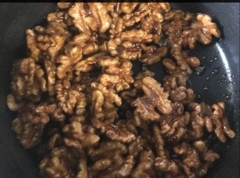 step2: 然後中火不段攪勻，直至煲內糖水收乾，關火