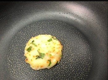 step8: 煎至金黃再反轉煎，要煎定左形先好反，如果唔係會好易散開