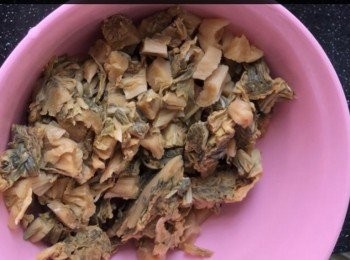 step2: 甜梅菜洗乾淨後用水浸下佢，我共浸左兩次，然後切粒