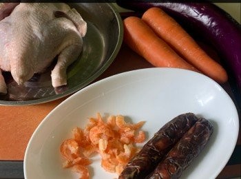 step2: 1. 春雞解凍，洗淨，用廚房紙抹乾水份，下<span class="group_2">調味料</span>搽勻春雞的表皮及腹腔醃2-3小時。