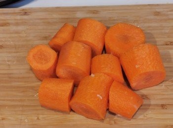 step3: 紅蘿蔔切開洗淨